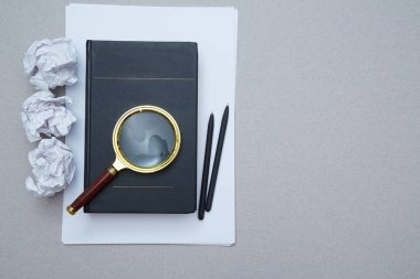 Büyüteç, kitap ve buruşuk kağıt. SSS, Q ve A ve Seo. Soru, cevap veya analiz. Mockup, kopyalama alanı