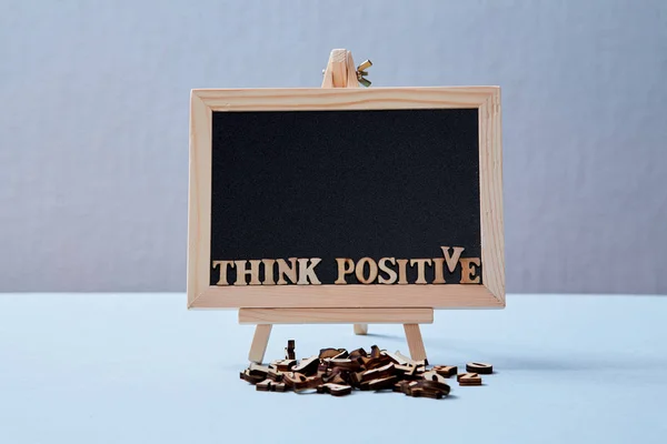 Positieve houding, gelukkig en optimistisch denk concept. De inscriptie denkt positief op het Blackboard. Mockup — Stockfoto