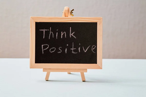 Pozitivní myšlení nebo optimistický postoj a šťastný koncept. Nápis na tabuli — Stock fotografie