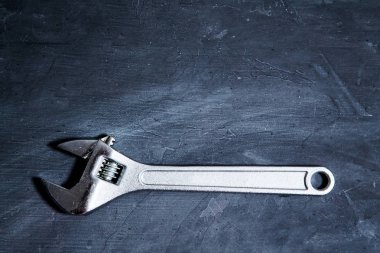 Ev servisleri. Müşteri hizmetleri ve müşteri desteği. Alanı, arka planı kopyala. Bir tahta üzerinde İngiliz anahtarı.