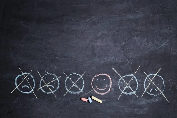 Positief denken of houding en gelukkig concept. Hand getekende een smiley gezicht en trieste emotie op Blackboard. Ruimte kopiëren — Stockfoto