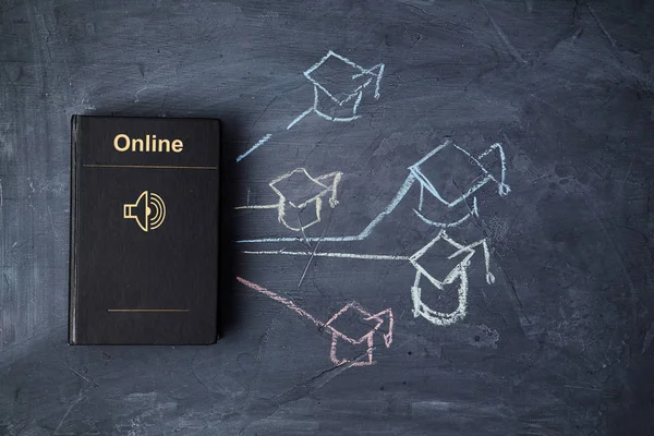 E-learning e educação on-line ou lição na web. Biblioteca eletrônica e e-book. Livro sobre quadro negro e pós-graduação cap . — Fotografia de Stock