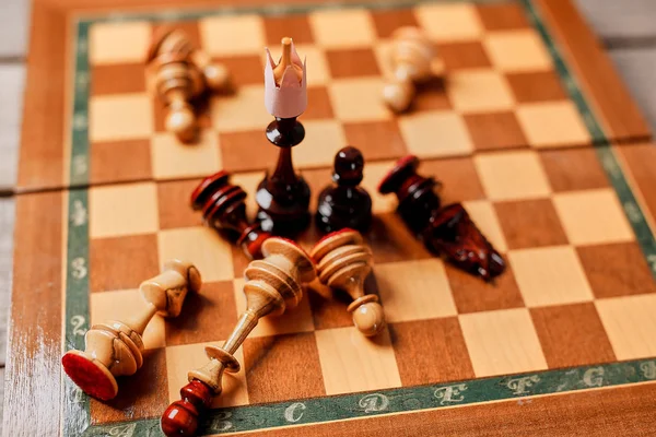 Sakk-játék, az üzleti vezető és a verseny fogalmát. Sakk-király és vesztes darab — Stock Fotó