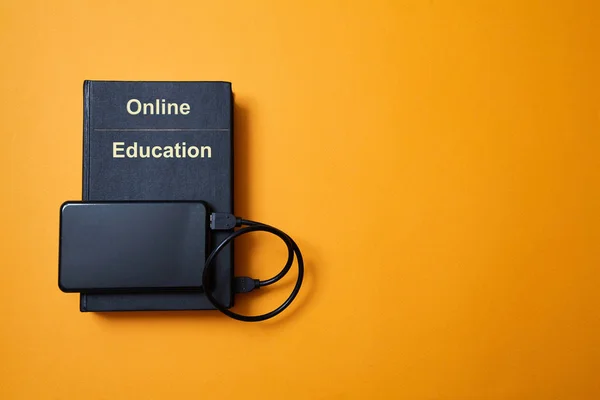 전자 라이브러리. e-러닝, 온라인 교육 또는 전자 책. 웨비나, 인터넷 코스. 노란색 배경에 예약 및 하드 드라이브 — 스톡 사진