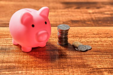 Emeklilik, finans, yatırım, kalkınma ve borsa kavramı. Piggy ve sikke yığını.