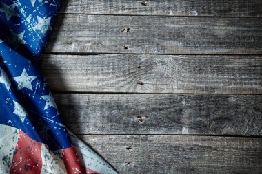 Ahşap arka planda Amerika Birleşik Devletleri bayrağı. 4 Temmuz kutlamaları