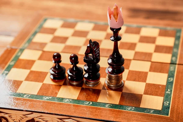 Ganador o liderazgo. Financiación e inversión, concepto de desarrollo. Piezas de ajedrez en pilas de monedas . —  Fotos de Stock