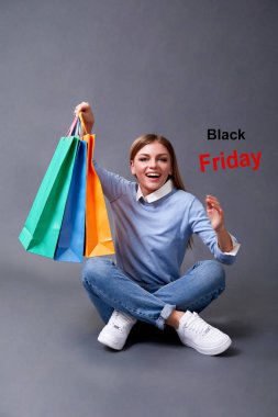 Çantalı mutlu kız. Black Friday, Alışveriş ve ticaret konsepti.