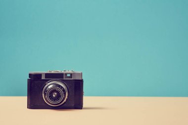 Mavi arka planda klasik kamera. Görsel görüntüleri kaydetmek için Retro aygıtı. Seyahat ediyorum. Blog yazıyorum. Anılar konsepti