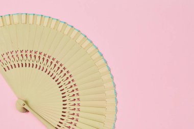 Tahta elli bambu aksesuar pembe arka planda izole edilmiş, kopyalama alanı. Geleneksel Çin ya da Japon hatıra hayranı..