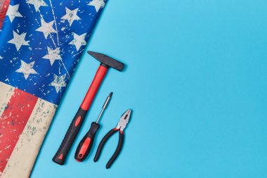 İşçi bayramı selamlama şablonu. İşçi günü. Amerikan bayrağı, çekiç ya da pense, tornavida, kopyalama alanı. Ulusal tatil
