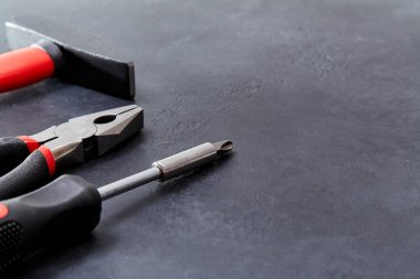 Çekiç, pense ve tornavida. Tamir için aletler, kopyalama alanı. İşçi bayramı. Yenileme ve onarım