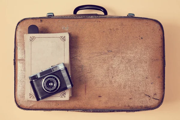 Antecedentes de viagem. Blog de viajantes. Conceito de vlogging e blogging. Mala retro, livro velho e câmera vintage — Fotografia de Stock