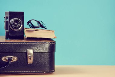 Blogculuk ve seyahat geçmişi. Eski tarz seyahat. İçinde kitap ve kamera olan Retro çanta, kopyalama alanı. Gezgin seti