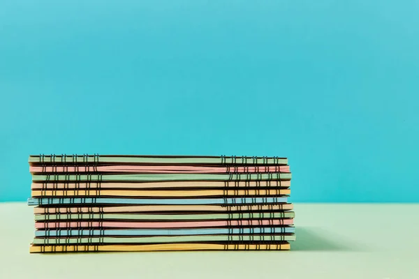 Montón de nuevos libros con páginas coloridas. Bienvenido de nuevo a la escuela. Comienzo de la escuela. Papelería. Tiempo a la escuela —  Fotos de Stock