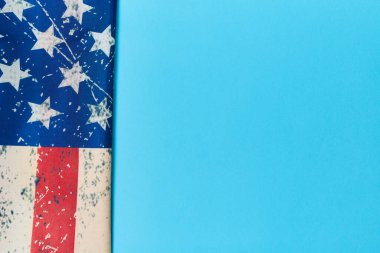 Bağımsızlık Günü. Mavi arka planda Amerikan bayrağı izole edilmiş, sağda kopyalama alanı. Gaziler günü konsepti. Anma Günü