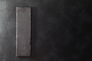 Koyu desenli arkaplanda dikdörtgen duruş, kopyalama alanı. Reklam konsepti Kara Cuma tasarımı. Toptan satış. Alışveriş sezonu.