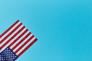 Mavi üzerinde Amerikan bayrakları olan selamlama şablonu, kopyalama uzayı. Bağımsızlık Günü geçmişi. Gaziler Günü. - Evet. Anma Günü