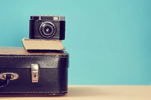 Cestovní minulost. Blogování. Ročník cestování. Retro kufr se starou knihou a kamerou, kopírovací prostor. Sada cestovatelů — Stock fotografie