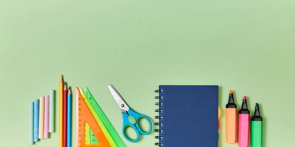 Okul malzemeleri hazır. Renkli boya kalemleri, kalemler, cetvel, not defterleri ve kalemler. Okul geçmişine dönelim. Çalışma zamanı.