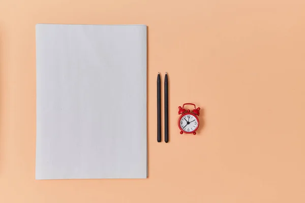 Periodismo. Tiempo para la creatividad de fondo. Se acerca la fecha límite. Vista superior de hoja clara, taza de papel y despertador —  Fotos de Stock