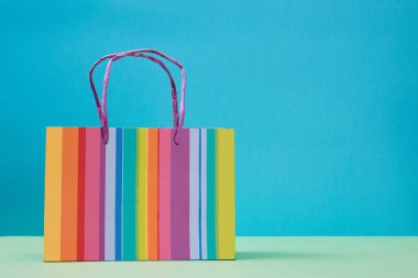 Hediyeler için kese kağıdı, hediyeler. Mavi arkaplanda kutlama paketi, kopyalama alanı. Doğum günü partisi. Kutlama konsepti