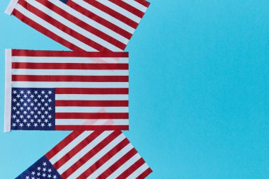 Bağımsızlık Günü geçmişi. Gaziler Günü. Mavi üzerinde Amerikan bayrakları olan selamlama şablonu, kopyalama uzayı. Anma Günü