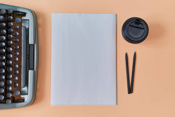 Autor del lugar de trabajo. Autoría. Periodismo. Escribir un nuevo libro. Máquina de escribir vintage u hoja, taza de papel y pluma, espacio para copiar —  Fotos de Stock