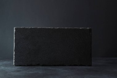 Kara Cuma. En iyi teklif. Gece satışı. İndirim ve satış. Boş dikdörtgen ile koyu arkaplan, metin için boş yer.