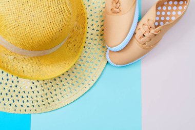 Seyahat geçmişi. Yaz tatili. Seyahat zamanı. Yaz zamanı. Hasır şapkaların ve spor ayakkabıların üst görünümü, boşluğu kopyala