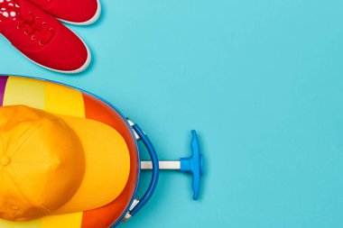 Seyahat geçmişi. Yaz zamanı. Yaz tatili. Seyahat zamanı. Üst bavul, ayakkabı ve şapka görünümü, kopyalama alanı