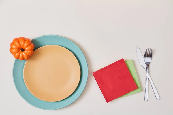 Teller mit Kürbis und Servietten, Platz für Text. Herbsterntefest. Feiertagsdekoration. Glücklicher Erntedanktag. — Stockfoto