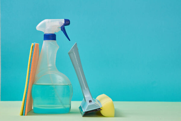 Уборка. Чистящие средства или концепция Puzzle. Детергентный спрей или сопло для чистки окна. Цветная тряпка