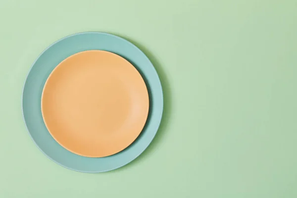 Draufsicht auf leere Teller und Serviette isoliert auf Grün, Kopierraum. Tisch gedeckt. Feier-Konzept. Ferienveranstaltung. — Stockfoto