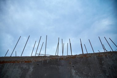 Kes şunu! Hapishane. Korunaklı bir yer. Metal raptiyeli beton duvar. Özel mülk. Karanlık, fırtınalı bir gökyüzü. Metin için alanı kopyala