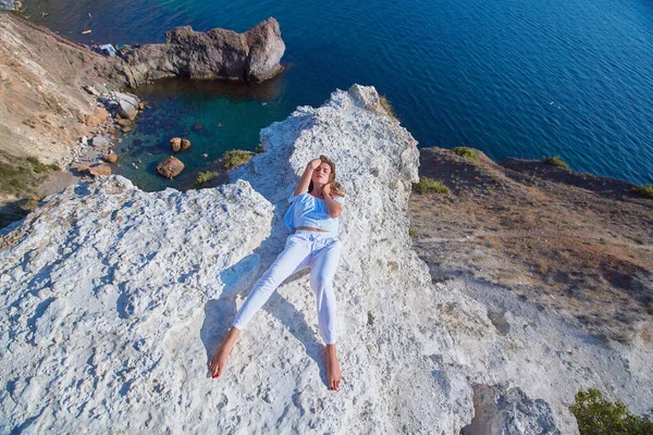 Modelando en la Naturaleza. Relájese o Impresionante paisaje. Señora tendida en la colina. Traje de moda. Magníficas montañas —  Fotos de Stock