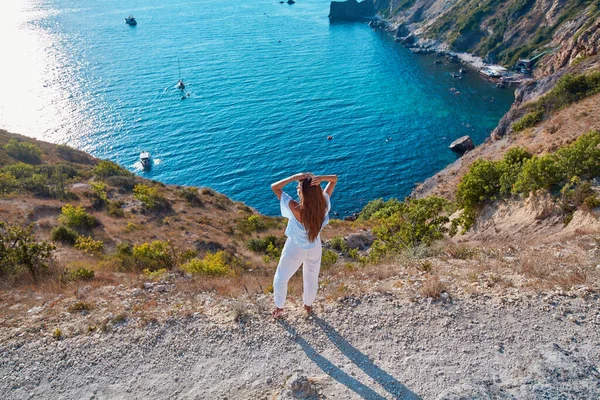 Εκπληκτική γραφική θέα βράχων και θάλασσας. Γυναίκα απολαμβάνει εκπληκτικό καλοκαιρινό τοπίο. Ώρα για ταξίδι. Καλοκαιρινά ταξίδια — Φωτογραφία Αρχείου