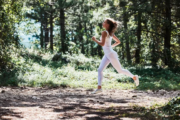 Reggeli futás. Sport a szabadban. Fitness és egészséges aktív. Sportolás. Sportos nő fut a nyári erdőben — Stock Fotó