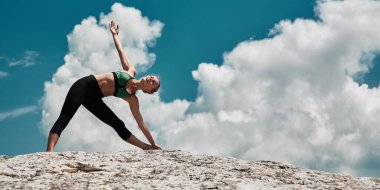 Yoga ya da tefekkür. Sportif yaşam tarzı. Doğa. Bacak üzerinde dengede duran bir kadın. Açık havada kadın eğitimi. Boşluğu kopyala