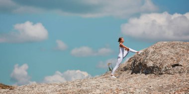 Açık havada spor eğitimi. Sabah sporu. Fitness egzersizleri. Kadın koşmadan önce geriniyor. Sağlıklı aktif yaşam biçimi