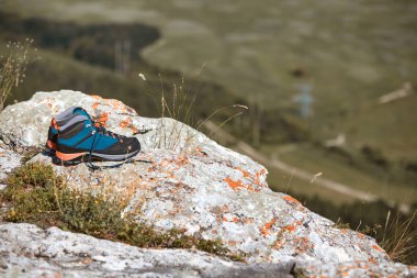 Tatil zamanı. Macera seyahati. Dünyayı dolaşmak. Seyahat zamanı. Spor ayakkabıları dağın tepesinde, kopyalama alanı