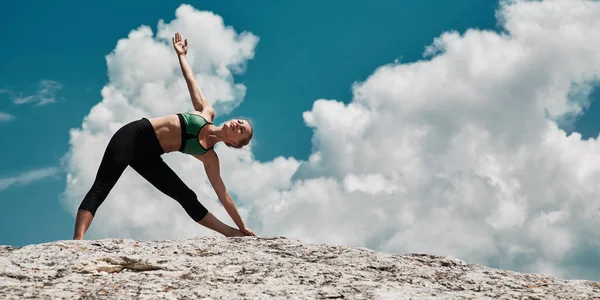 Yoga o contemplación. Estilo de vida deportivo. Naturaleza. Mujer balanceándose en la pierna. Entrenamiento femenino al aire libre. Copiar espacio — Foto de Stock