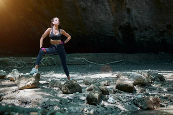 Mujer haciendo ejercicios de estiramiento antes de correr. Entrenamiento matutino. Entrenamiento deportivo al aire libre. Vida activa saludable — Foto de Stock