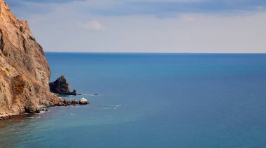 Sakinleştirici okyanus suyu. Çıplaklar plajı. Deniz manzaralı bir yer. Bakire doğa. Yaz tatili. Özgürlük ve rahatlama. Keskin uçurum.