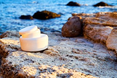 Krema için markasız beyaz kaplar, taşların üzerine losyon, fotokopi alanı spa ve sağlık. Güzellik tedavisi. Spa bileşimi