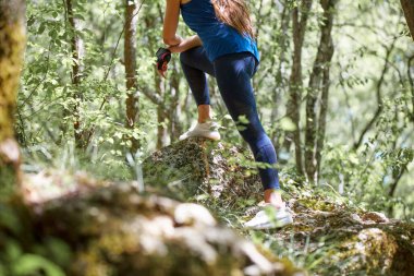 Sportif kadın sabahtan sonra ormanda koşuyor. Spor sporu dışarıda. Fitness eğitimi. Spor etkinliği kavramı.