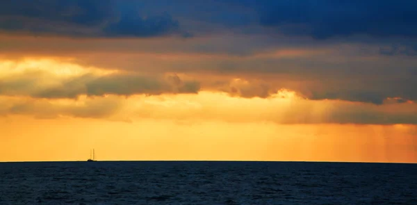 Pôr Sol Cenário Oceânico Paisagem Natural Virgem Belo Céu Dourado — Fotografia de Stock