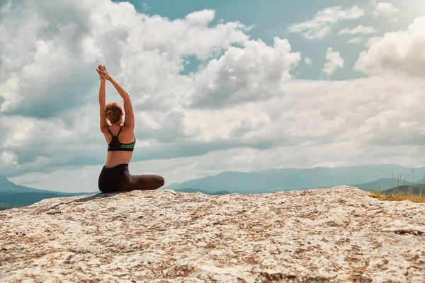 Pilates vagyok. Nyújtózkodom. Nő ül elegáns ruhát. A hölgy a természeten meditál. Jógaidő és meditáció. — Stock Fotó