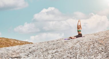Dağlarda kadın eğitim esnekliği. Sağlıklı bir yaşam tarzı. Yoga zamanı ya da esneme. Temiz havada egzersiz yapmak. Boşluğu kopyala