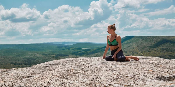 《沉迷与运动》的理念。女人坐在山上,享受着原始的自然景观.青山。复制空间 — 图库照片